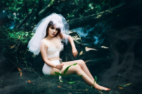 Bo anh goi cam cua hai “co dau ma” gay tranh cai - Anh 3