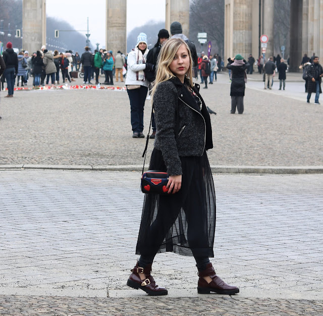 Berlin Fashion Week Look ootd Mode Blogger Fashion Blog Trend schwarzes Maxi Kleid Moschino Bag Cut Out Boots Berlin Fashion Week Look ootd Mode Blogger Fashion Blog Trend schwarzes Maxi Kleid Moschino Bag Cut Out Boots
