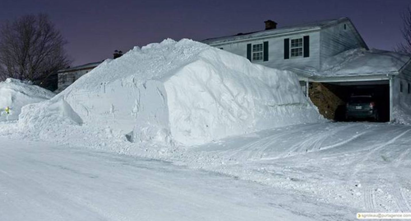 Заваленные снегом дома. Огромные сугробы. Куча снега. Очень много снега. Дом занесло снегом.