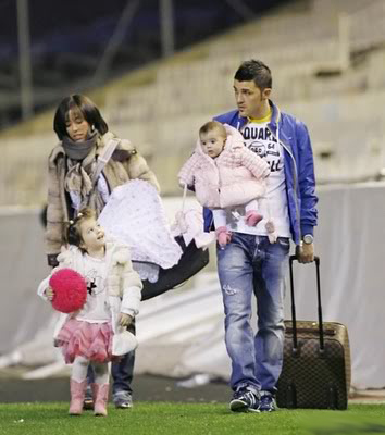 David+Villa+with+his+wife+and+family+(4).jpg