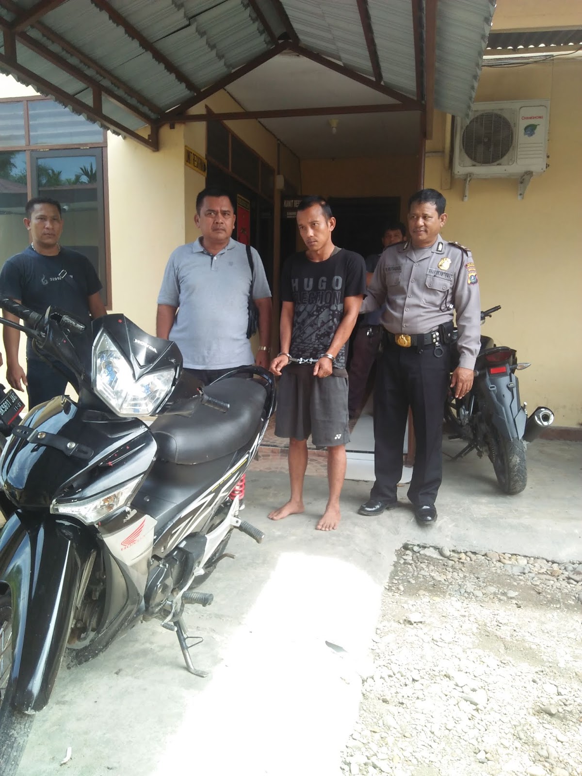 Tersangka pelaku curanmor dan lembu di Labura saat di kantor polisi. Tersangka pelaku curanmor dan lembu di Labura saat di kantor polisi.