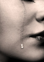 Ağlayan bir bayanın göz yaşının yanağından aşağıya akması