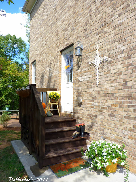 outdoor fall decorating