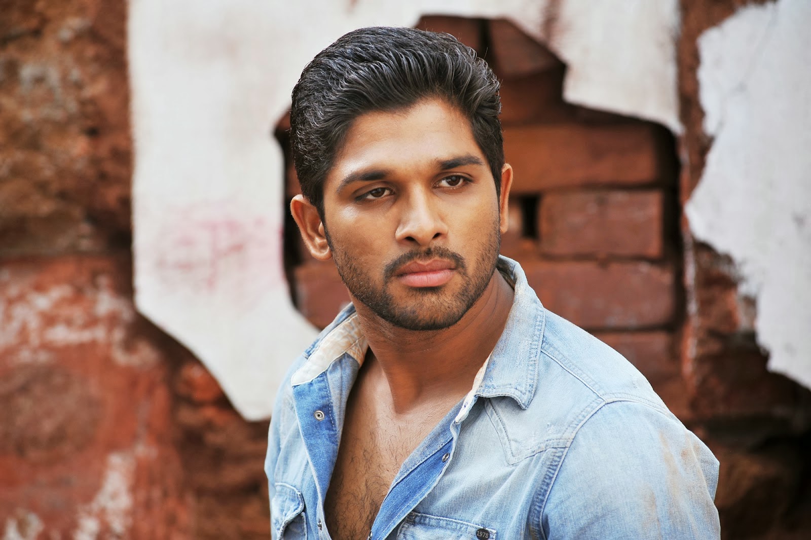 Yevadu Movie latest Stills