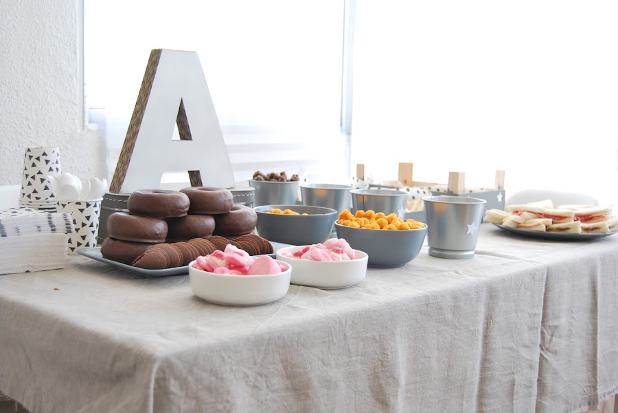 mesa de cumple en gris y blanco