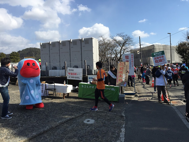 京都マラソン2015沿道応援。仁和寺駐車場トイレ休憩所前にて