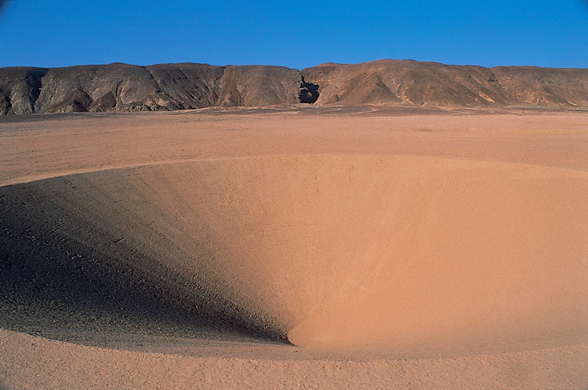 صورة حفرة من نفس الصحراء