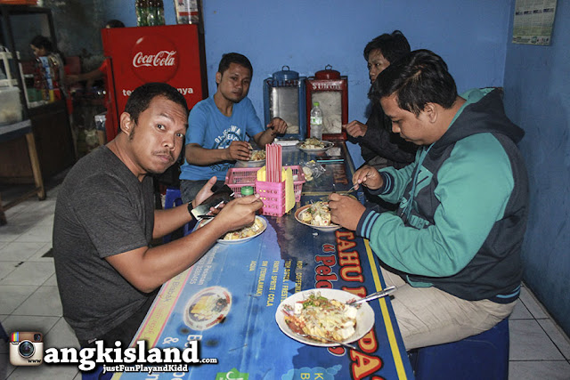 josh dah makan bareng