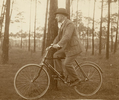 mężczyzna na rowerze