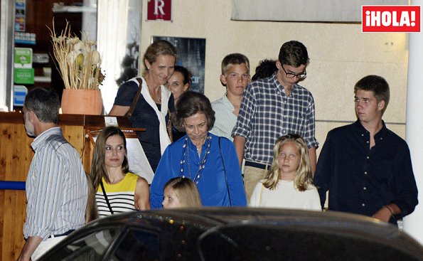 King Felipe,İnfanta Cristina, former Queen Sofia İnfanta Sofia and Princess leonor at the dinner. Queen Letizia wore Mango striped knit top/blouse