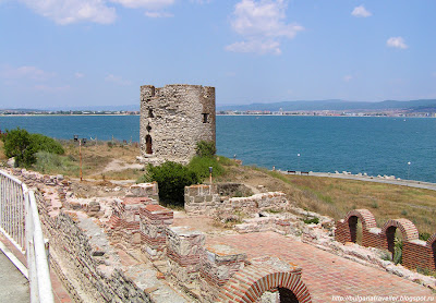 Развалины базилики Святой Богородицы Елеуса и башня на берегу моря, Несебр, Болгария