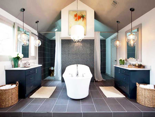Badezimmer-dachboden-design-Ideen-mit-schönen-dekorativen-Kronleuchter-und-2-waschbecken-mit-unterschrank-dass-Inklusive-badewanne-keramik-für-dachboden-innenausbau