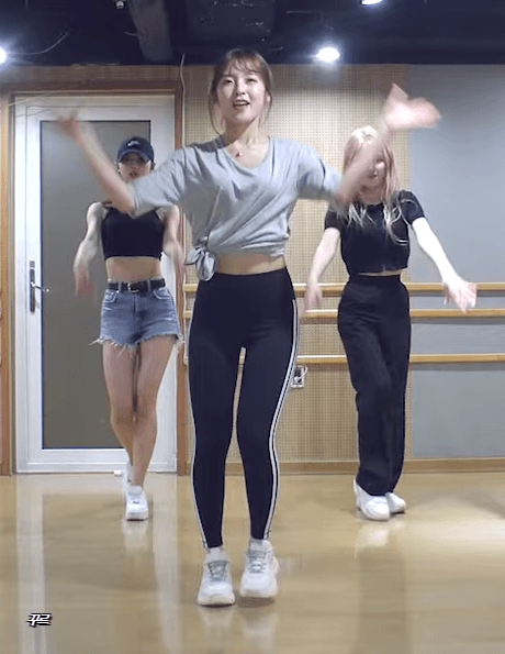 안무 연습하는 아디다스 레깅스 입은 아린