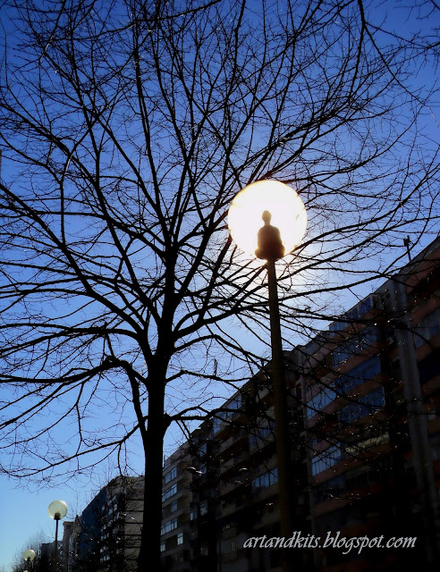 Podes apagar a vida em ti... mas não deixarei que vivas apagada em mim... diz o candeeiro para a árvore... / You can switch off the life in you... but I won't let you to live switched off in me... says the street  lamp to the tree...