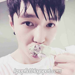 Gambar Foto Lay EXO-M Sedang Makan Gambar Foto Lay EXO-M Sedang Makan