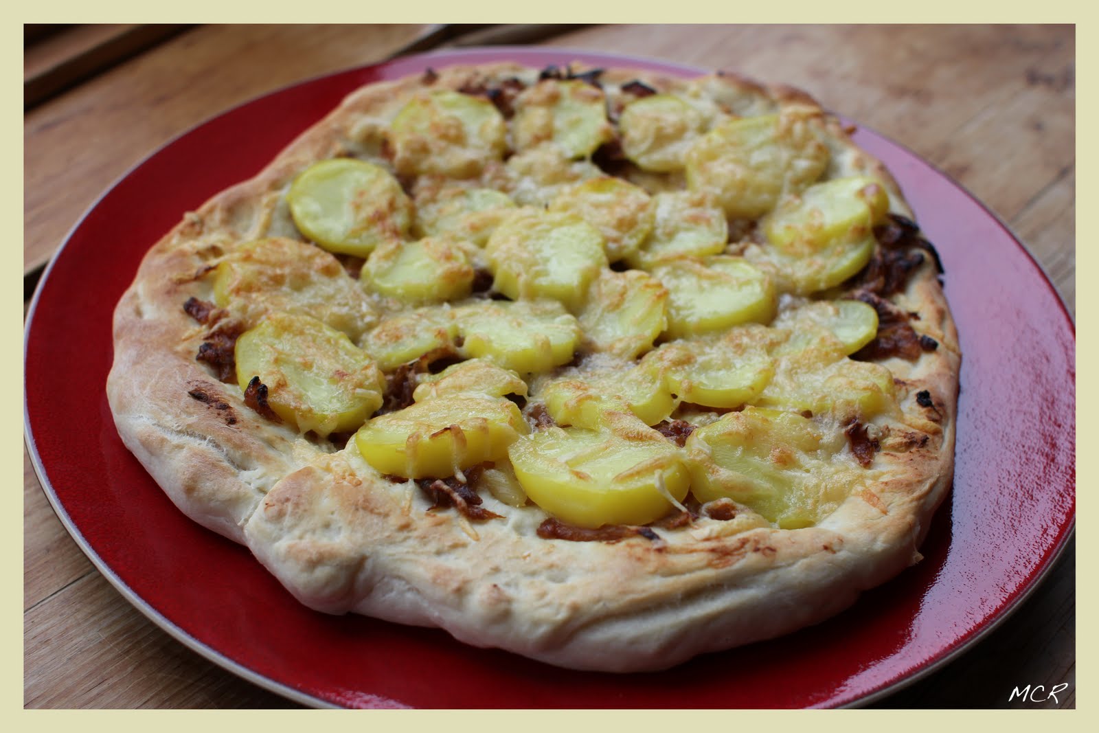 Ma cuisine réconfort Pizza rustique aux pommes de terre, oignons caramélisés et ail rôti Ma cuisine réconfort Pizza rustique aux pommes de terre, oignons caramélisés et ail rôti