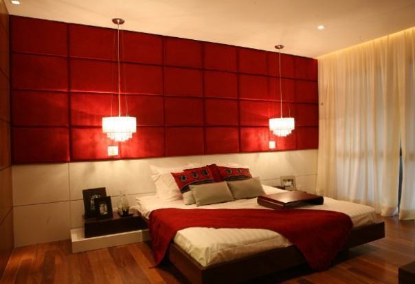 Яркость в комнате 3. Спальня в красно белых тонах. Красные обои в спальне. Современная спальня в красных тонах. Красная подсветка в спальне.