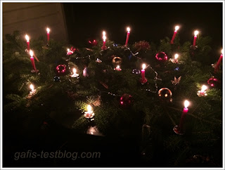 Weihnachtlicher Tannenzweig mit Kerzen