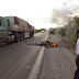Riachão do Jacuípe – Moto bate em carreta e pega fogo; condutor sofre fratura exposta