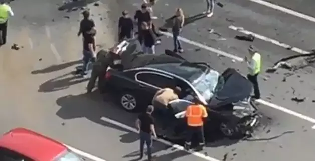 EKTAKTO: Ενεπλάκη σε σοβαρό τροχαίο το αυτοκίνητο του Β.Πούτιν – Σκοτώθηκε ο σοφέρ του (VIDEO)