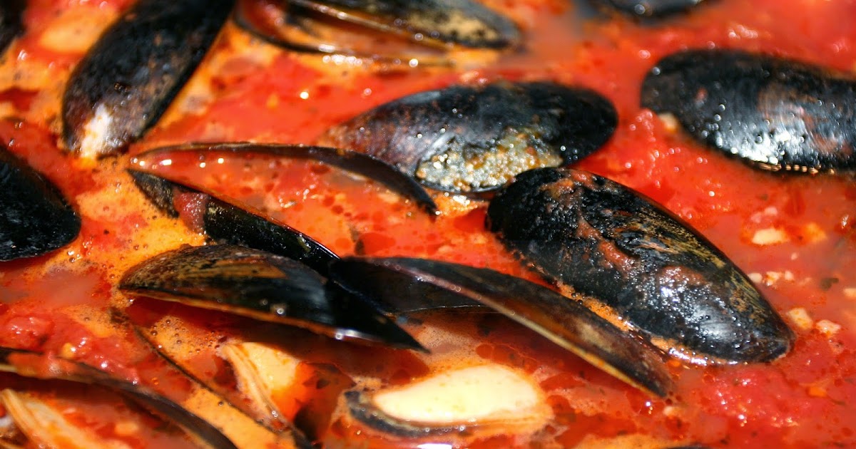 Мидии припущенные томатном. Мидии в соусе шампань. Мидии в томатном соусе с чесноком. Мидии в томатном соусе с чесноком. Мидии с томатами.