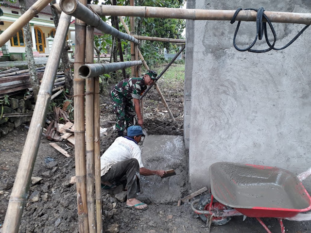 Babinsa Ngrombo Gotong Royong Pembuatan Sumur Dalam