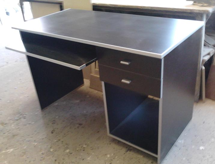 Mobilack MUEBLE PARA COMPUTADORA EN MELAMINA Y ALUMINIO