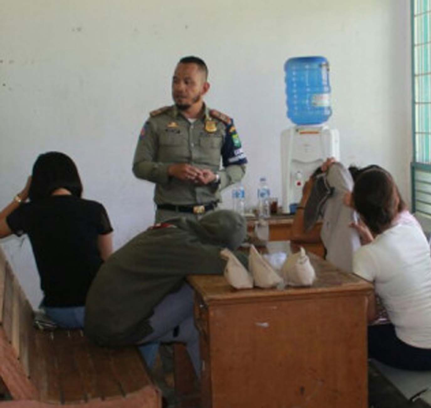 Petugas Satpol PP mendata nama para wanita yang terjaring razia di kos-kosan. Petugas Satpol PP mendata nama para wanita yang terjaring razia di kos-kosan.