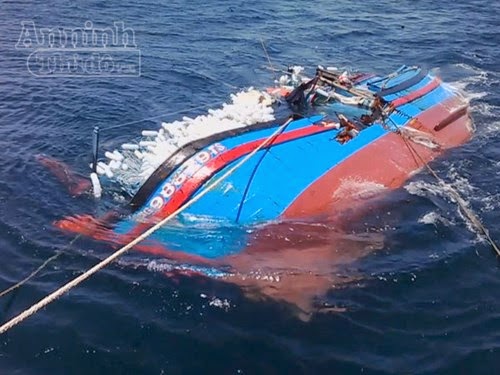 Quảng Ngãi: Nỗ lực cứu tàu cá bị tàu hàng đâm chìm trên biển