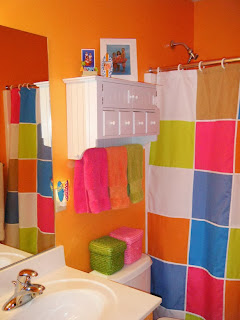 разноцветная ванная комната