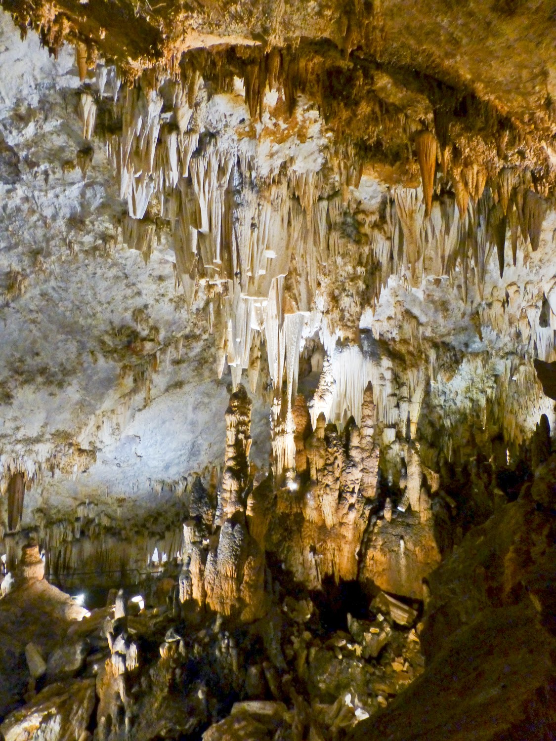 Interior de la Cueva de Pozalagua