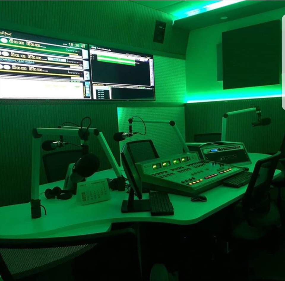 Sintonia Radiofônica Noite, no estúdio da rádio Nova Brasil FM 93.5