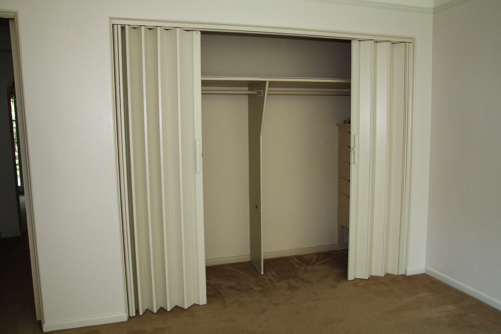 Двери в гардеробную распашные двустворчатые