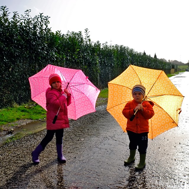 Fotografia di due bambini con ombrello