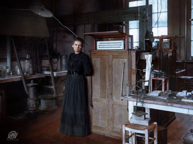 صور قديمة تم تلوينه كأنه حديثة Marie+Curie%2C+the+first+woman+to+receive+a+Nobel+Prize%2C+in+her+laboratory+in+Paris%2C+1912.