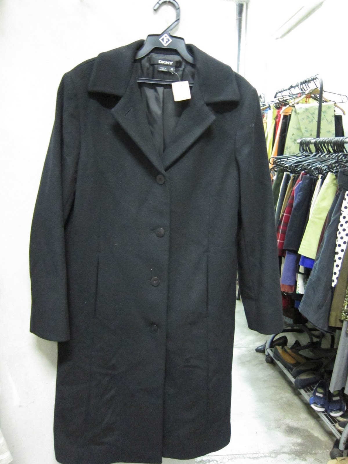 Brech Emporium Do Futuro Casacao La Preta DKNY Tam 4 R 220 00