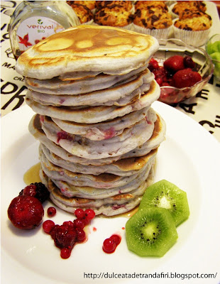 Pancakes (clatite americane) cu fructe de padure