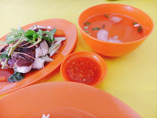 Roast Chicken Rice set, comes with a bowl of light and sweet soup Roast Chicken Rice set, comes with a bowl of light and sweet soup