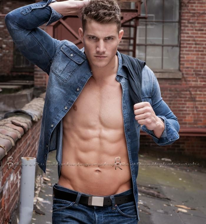 Daily Bodybuilding Motivation: 8 Pack Abs of Tyler Gattuso