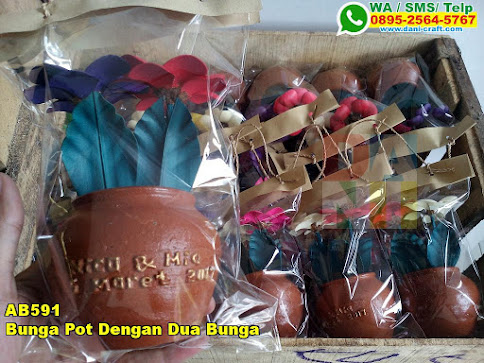 Bunga Pot Dengan Dua Bunga