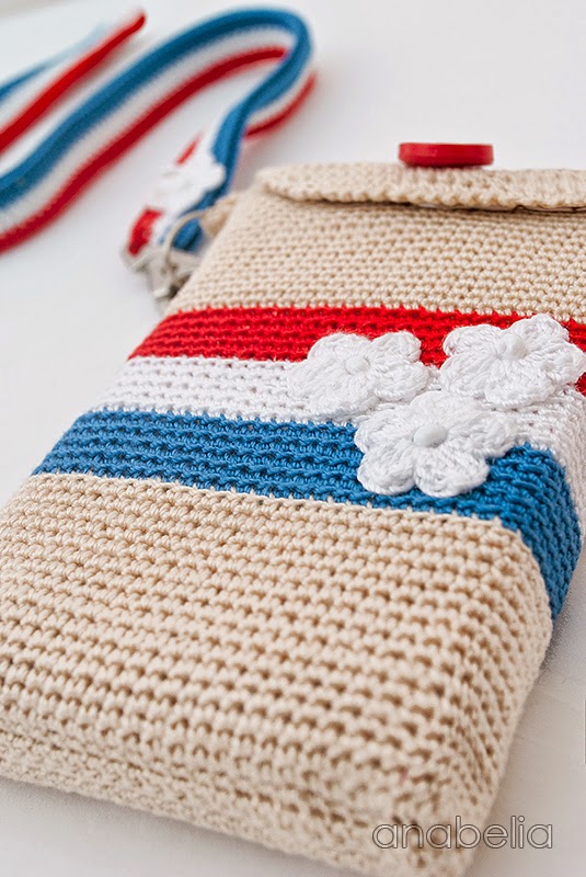 Crochet smartphone case Paris by Anabelia