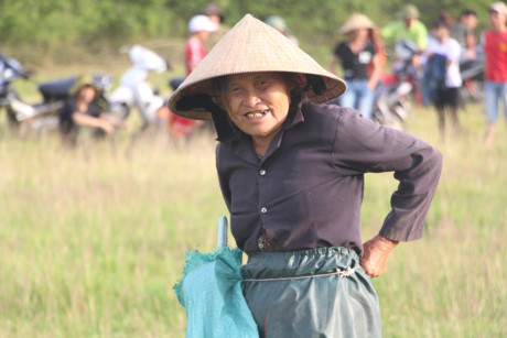 Hang ngan nguoi doi nang bat ca cau may - Anh 4