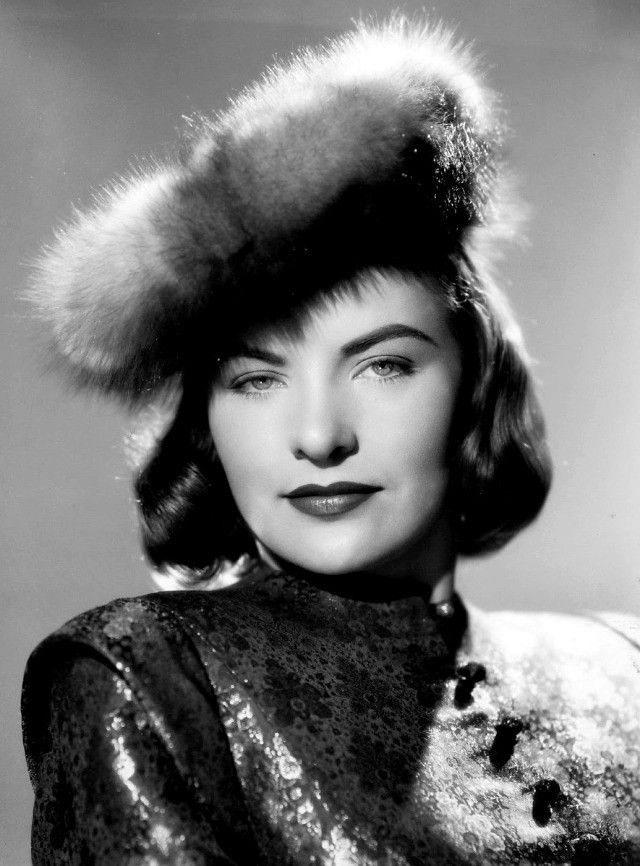 Hollywood Classic Beauty: 50 Glamorous Photos of Ella Raines in the ...