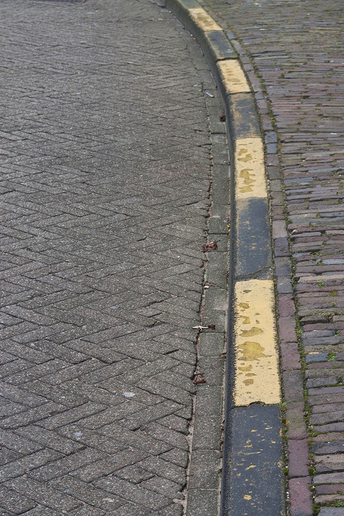 single yellow street curb