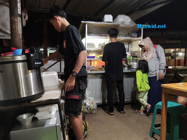 Ayam Tulang Lunak Om John yang tulangnya juga Enak banget di Kalimulya Depok Ayam Tulang Lunak Om John yang tulangnya juga Enak banget di Kalimulya Depok