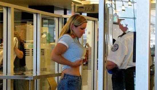 Pemeriksaan Keamanan Bandara yang Sangat Ketat dan Berlebihan -21