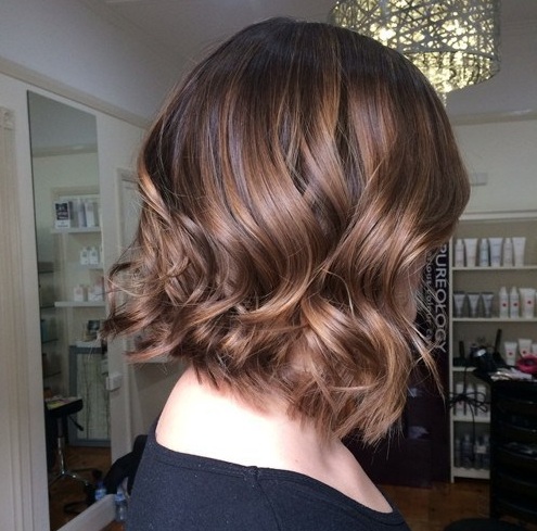 ¿Quieres un sol besó mirada a lo largo del año? Balayage ofrece dimensión y delicados acentos para agregar a tu peinado. Lo bueno de esta técnica es que