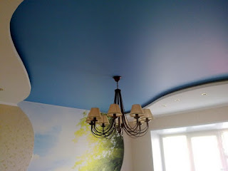 Цветной сатиновый натяжной потолок
