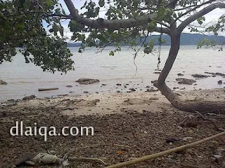 pantai di tepi jalan yang bisa dinikmati dengan cuma-cuma