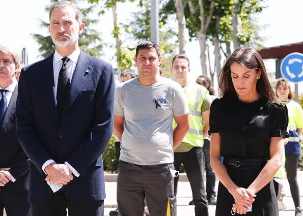 King Felipe and Queen Letizia visited the Coslada Transport Center. Queen wore Hugo Boss blouse, Boss pants and Boss shoes